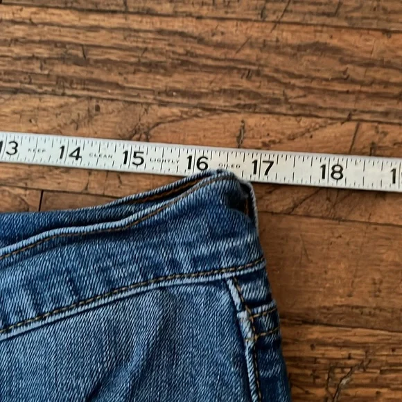 Women’s Levi’s Distressed Denim Cuffed Shorts - Picture 5 of 8